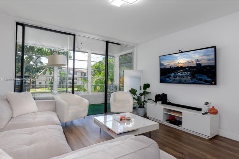 Condominio en venta en Tamarac, Florida, 1 dormitorio, 76.64 m2 № 2054563 - foto 2