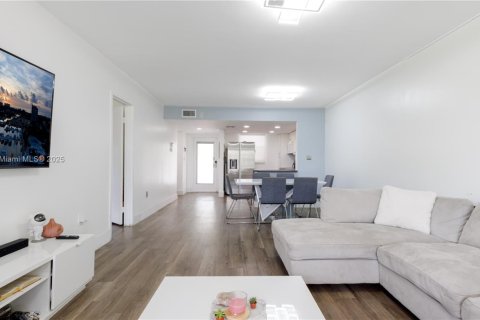 Condominio en venta en Tamarac, Florida, 1 dormitorio, 76.64 m2 № 2054563 - foto 3