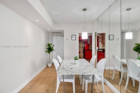 Condominio en alquiler en Miami, Florida, 2 dormitorios, 91.97 m2 № 2048537 - foto 2