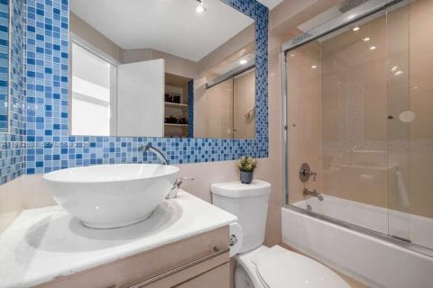 Condominio en alquiler en Miami, Florida, 2 dormitorios, 91.97 m2 № 2048537 - foto 11