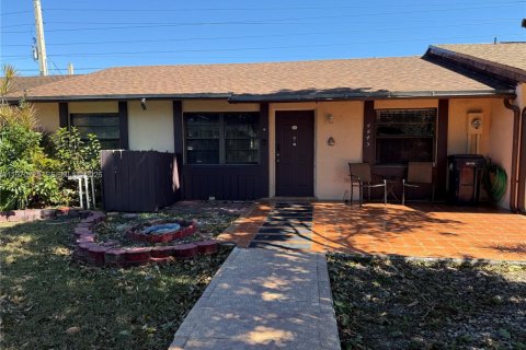 Touwnhouse à vendre à Miami, Floride: 3 chambres, 103.12 m2 № 2031100 - photo 2