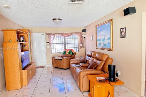 Touwnhouse à vendre à Miami, Floride: 3 chambres, 103.12 m2 № 2031100 - photo 4