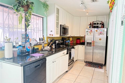 Touwnhouse à vendre à Miami, Floride: 3 chambres, 103.12 m2 № 2031100 - photo 7