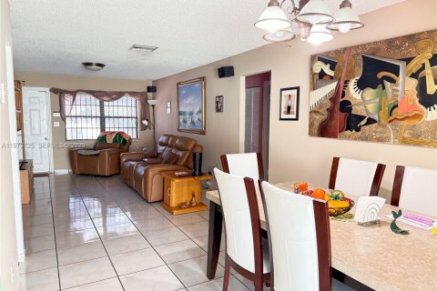 Touwnhouse à vendre à Miami, Floride: 3 chambres, 103.12 m2 № 2031100 - photo 5