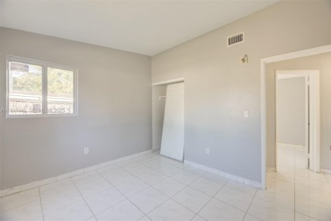 House in West Park, Florida 4 bedrooms, 111.48 sq.m. № 1994011 - photo 12