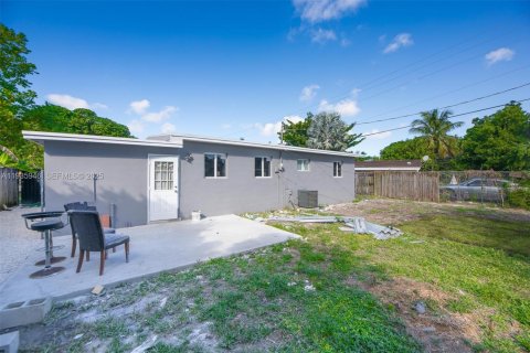 House in West Park, Florida 4 bedrooms, 111.48 sq.m. № 1994011 - photo 25