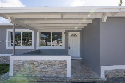 House in West Park, Florida 4 bedrooms, 111.48 sq.m. № 1994011 - photo 4