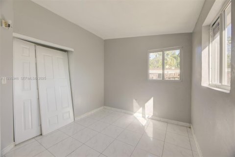 House in West Park, Florida 4 bedrooms, 111.48 sq.m. № 1994011 - photo 16