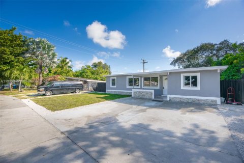 House in West Park, Florida 4 bedrooms, 111.48 sq.m. № 1994011 - photo 3