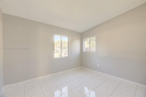 House in West Park, Florida 4 bedrooms, 111.48 sq.m. № 1994011 - photo 11