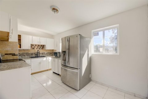 House in West Park, Florida 4 bedrooms, 111.48 sq.m. № 1994011 - photo 7