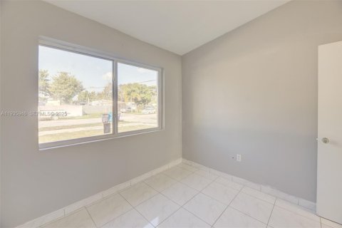 House in West Park, Florida 4 bedrooms, 111.48 sq.m. № 1994011 - photo 19