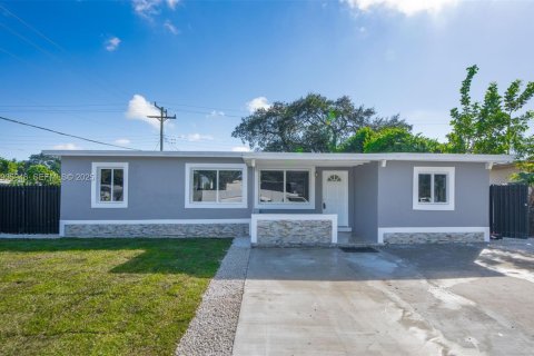 House in West Park, Florida 4 bedrooms, 111.48 sq.m. № 1994011 - photo 1