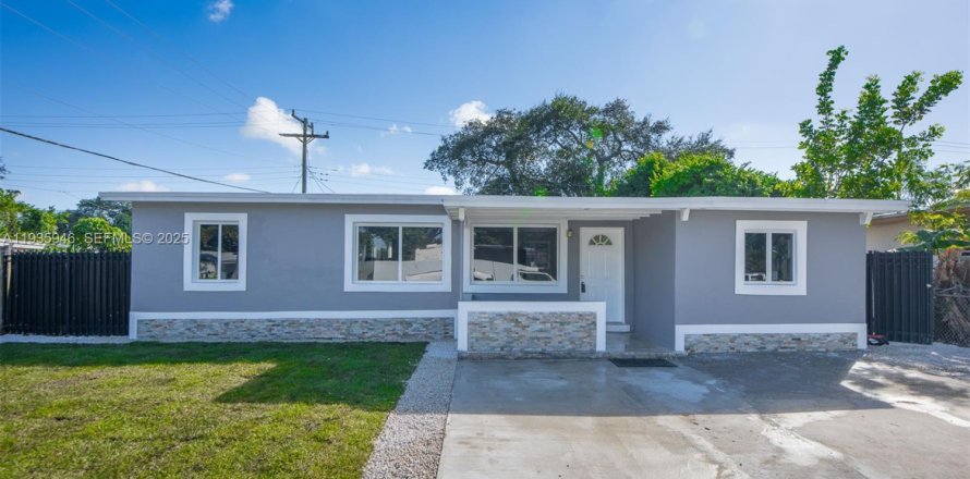 House in West Park, Florida 4 bedrooms, 111.48 sq.m. № 1994011