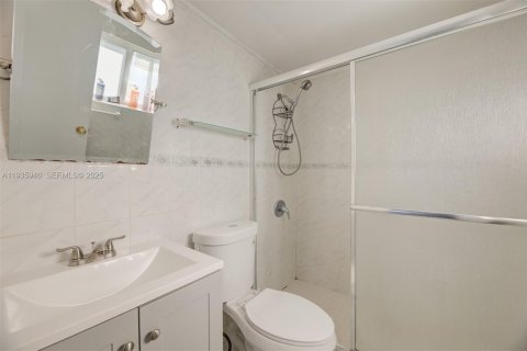 House in West Park, Florida 4 bedrooms, 111.48 sq.m. № 1994011 - photo 24