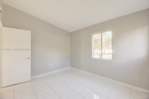 House in West Park, Florida 4 bedrooms, 111.48 sq.m. № 1994011 - photo 13