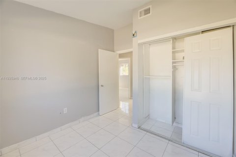 House in West Park, Florida 4 bedrooms, 111.48 sq.m. № 1994011 - photo 20