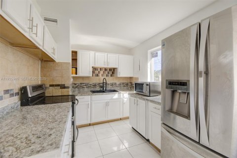 House in West Park, Florida 4 bedrooms, 111.48 sq.m. № 1994011 - photo 8