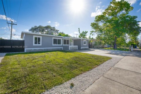 House in West Park, Florida 4 bedrooms, 111.48 sq.m. № 1994011 - photo 5