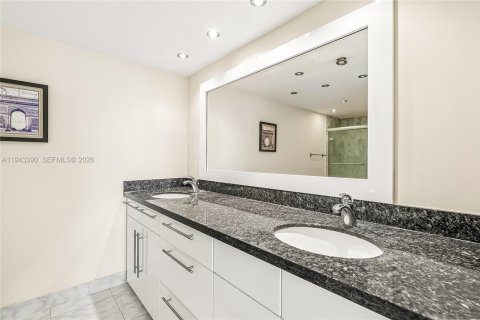 Condo in Hallandale Beach, Florida, 2 bedrooms  № 2001562 - photo 18