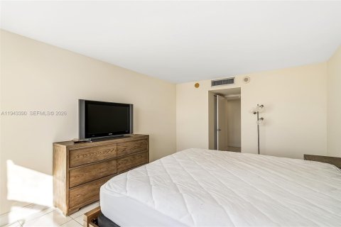 Condo in Hallandale Beach, Florida, 2 bedrooms  № 2001562 - photo 21