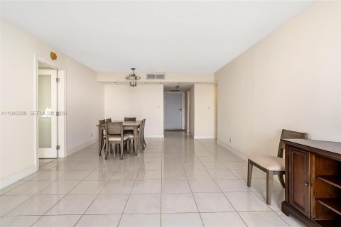 Condo in Hallandale Beach, Florida, 2 bedrooms  № 2001562 - photo 9