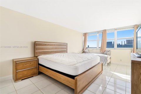 Condo in Hallandale Beach, Florida, 2 bedrooms  № 2001562 - photo 4