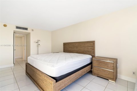 Condo in Hallandale Beach, Florida, 2 bedrooms  № 2001562 - photo 20