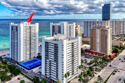 Condo in Hallandale Beach, Florida, 2 bedrooms  № 2001562 - photo 3