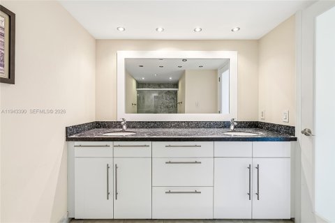 Condo in Hallandale Beach, Florida, 2 bedrooms  № 2001562 - photo 17