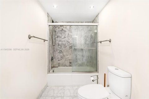 Condo in Hallandale Beach, Florida, 2 bedrooms  № 2001562 - photo 5