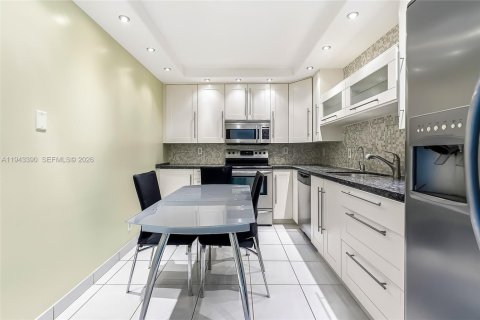 Condo in Hallandale Beach, Florida, 2 bedrooms  № 2001562 - photo 10