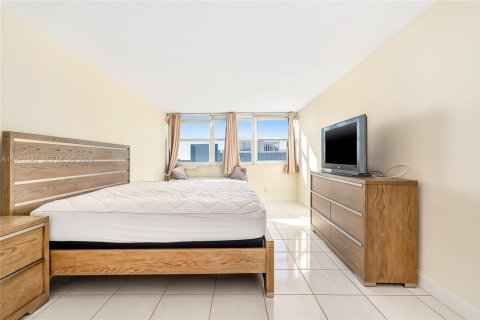 Condo in Hallandale Beach, Florida, 2 bedrooms  № 2001562 - photo 19