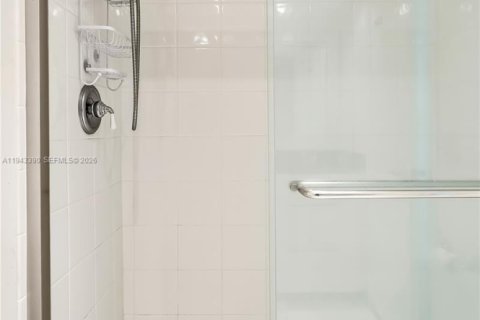 Condo in Hallandale Beach, Florida, 2 bedrooms  № 2001562 - photo 24