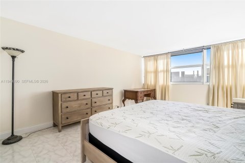 Condo in Hallandale Beach, Florida, 2 bedrooms  № 2001562 - photo 14