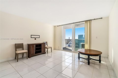 Condo in Hallandale Beach, Florida, 2 bedrooms  № 2001562 - photo 7