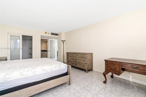 Condo in Hallandale Beach, Florida, 2 bedrooms  № 2001562 - photo 15