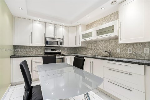 Condo in Hallandale Beach, Florida, 2 bedrooms  № 2001562 - photo 2