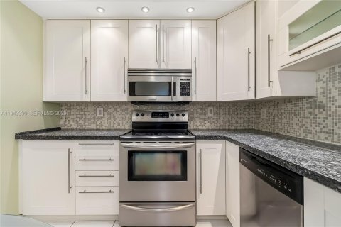 Condo in Hallandale Beach, Florida, 2 bedrooms  № 2001562 - photo 13