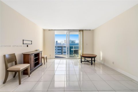 Condo in Hallandale Beach, Florida, 2 bedrooms  № 2001562 - photo 8