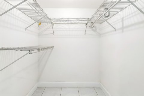 Condo in Hallandale Beach, Florida, 2 bedrooms  № 2001562 - photo 25