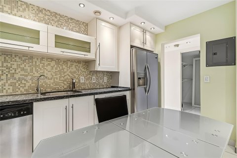 Condo in Hallandale Beach, Florida, 2 bedrooms  № 2001562 - photo 12