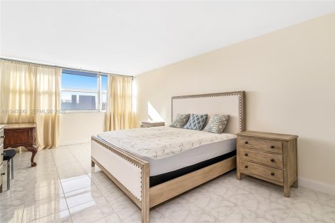 Condo in Hallandale Beach, Florida, 2 bedrooms  № 2001562 - photo 6