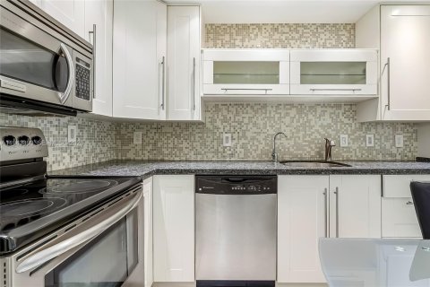 Condo in Hallandale Beach, Florida, 2 bedrooms  № 2001562 - photo 11