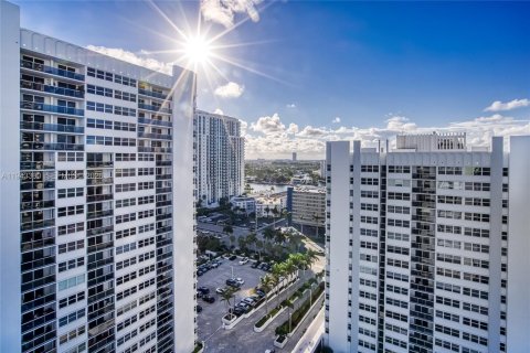 Condo in Hallandale Beach, Florida, 2 bedrooms  № 2001562 - photo 26