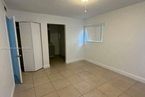 Condominio en alquiler en Miami, Florida, 2 dormitorios, 80.82 m2 № 2049228 - foto 6