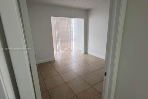Condominio en alquiler en Miami, Florida, 2 dormitorios, 80.82 m2 № 2049228 - foto 4