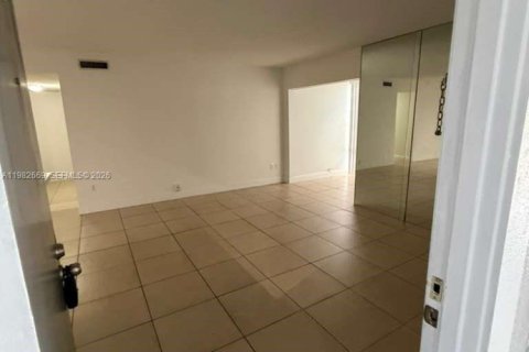 Condominio en alquiler en Miami, Florida, 2 dormitorios, 80.82 m2 № 2049228 - foto 11