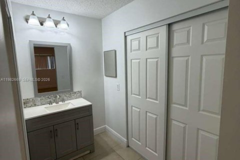 Condominio en alquiler en Miami, Florida, 2 dormitorios, 80.82 m2 № 2049228 - foto 7