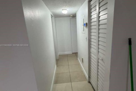 Condominio en alquiler en Miami, Florida, 2 dormitorios, 80.82 m2 № 2049228 - foto 10